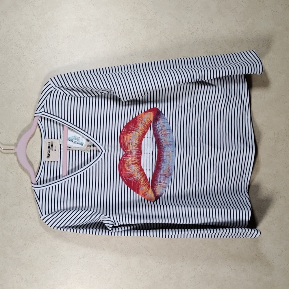 05139 Savanna Jane black stripes shirt w/embroidered lips M NWT